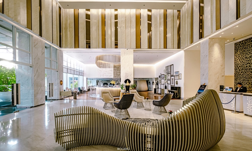 ล็อบบี้ทันสมัยของโรงแรมโนโวเทล ภูเก็ต ซิตี้ โภคีธรา Novotel phokeethra Phuket