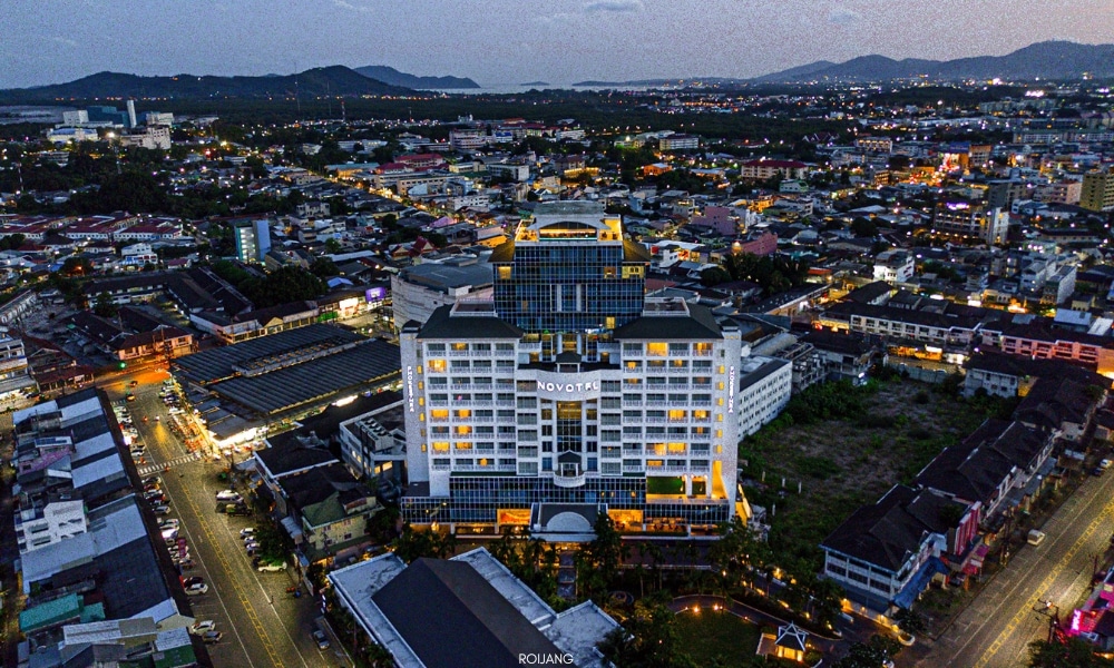 วิวทางอากาศอันน่าทึ่งของโรงแรมโนโวเทล ภูเก็ต ซิตี้ โภคีธรา ยามพลบค่ำ Novotel phokeethra Phuket
