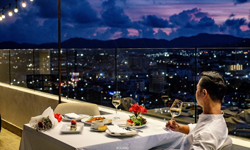 ชายและหญิงนั่งอยู่ที่โต๊ะพร้อมชมเมืองในโรงแรมโนโวเทล ภูเก็ต ซิตี้ โภคีธรา Novotel phokeethra Phuket