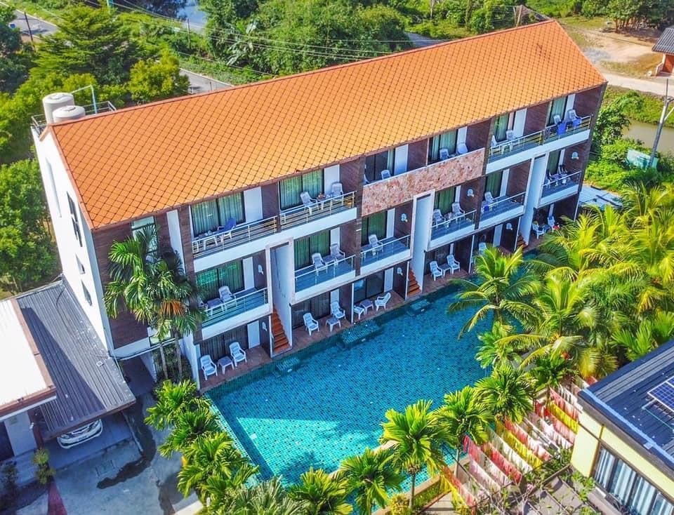 ภาพถ่ายทางอากาศของโรงแรมพร้อมสระว่ายน้ำในทวีปตรัง ที่พักตรัง