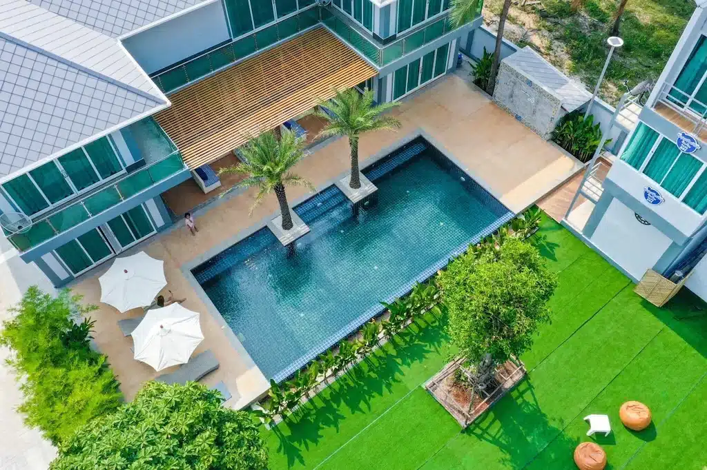ภาพถ่ายทางอากาศของบ้านพร้อมสระว่ายน้ำใน โรงแรมนครศรีธรรมราช