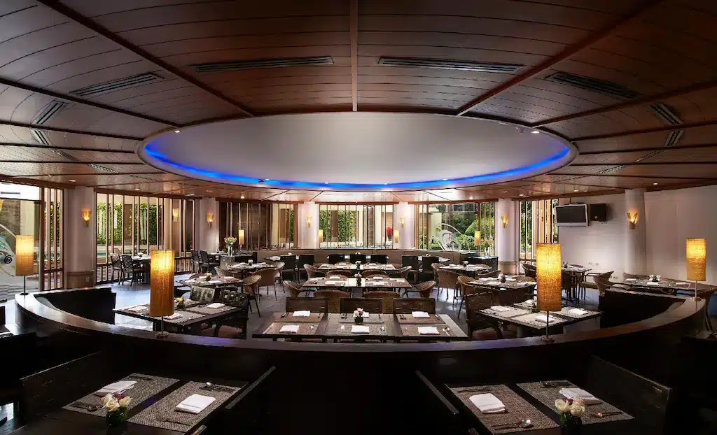 ร้านอาหาร "เที่ยวราชบุรี" ที่มีเพดานทรงกลมและโต๊ะไม้ ที่เที่ยวบางแสน