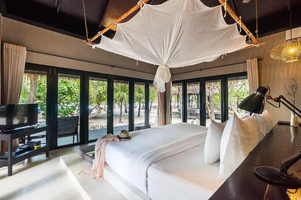 ที่พักเกาะกระดาน ห้องนอนที่มีหลังคาเหนือเตียง ออกแบบมาเพื่อให้บรรยากาศสบายและเงียบสงบ