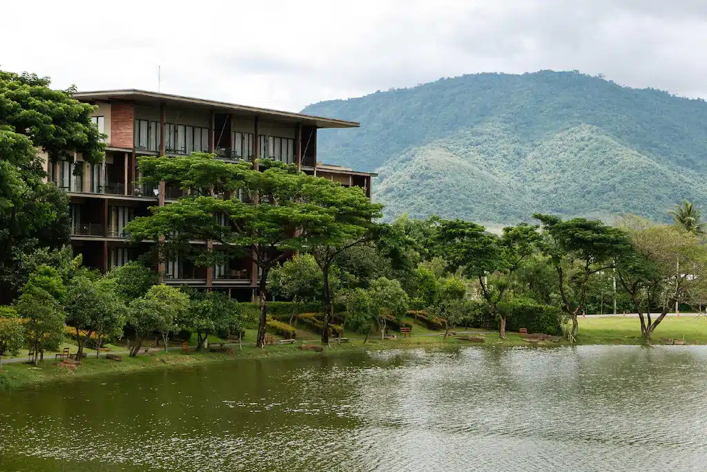 โรงแรมที่มีสระน้ำและภูเขาเป็นฉากหลัง ที่เที่ยวเขาใหญ่