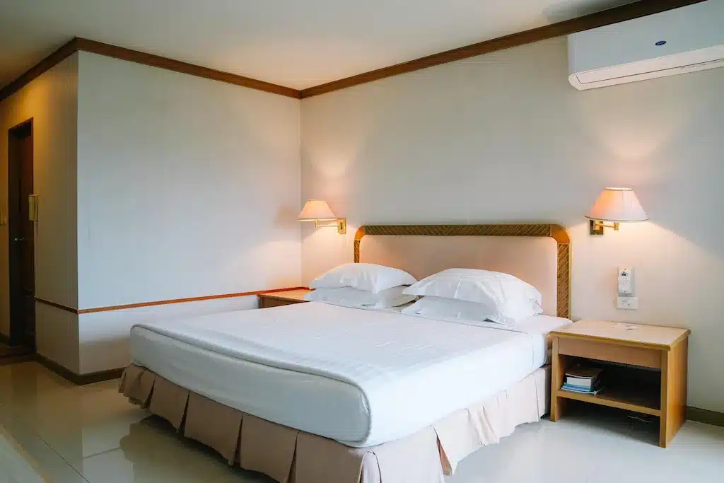 ห้องพักโรงแรมในนครศรีธรรมราชพร้อมเตียงและเครื่องปรับอากาศ ที่พักนครศรีธรรมราช