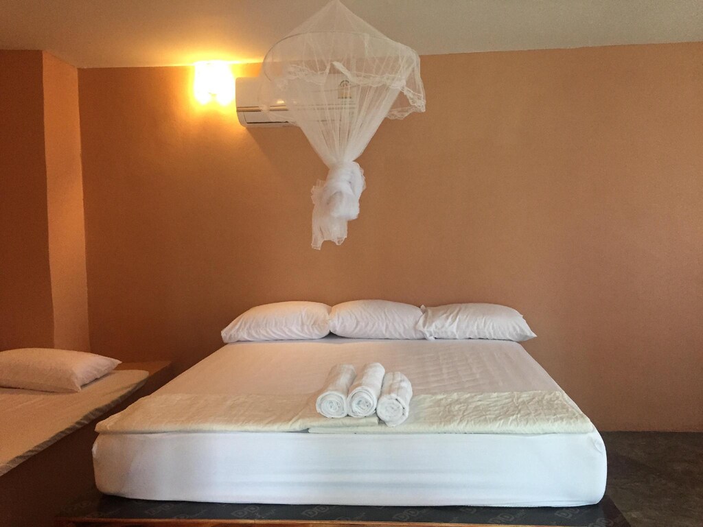 โรงแรมพัทลุงพร้อมเตียง 2 เตียงและพัดลมเพดาน โรงแรมสุพรรณบุรี