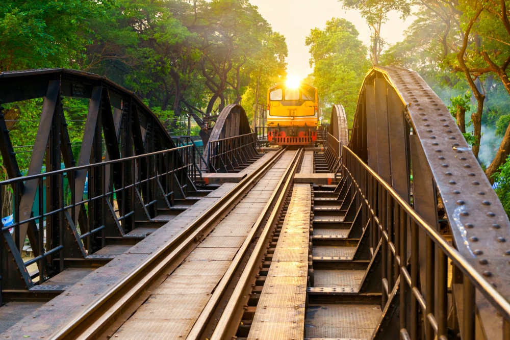 รถไฟที่เดินทางข้ามสะพานในประเทศไทยในช่วงวันหยุดสงกรานต์ ที่เที่ยวสงกรานต์