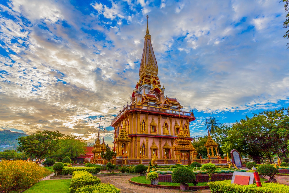 ทราเวลลอดจ์ ภูเก็ตทาวน์ เป็นเจดีย์สีทองที่หรูหราในประเทศไทย Travelodge Phuket Town