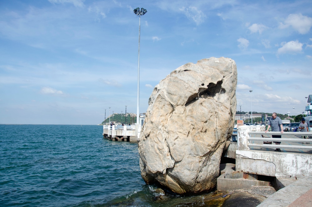 ที่เที่ยวบางแสน หินขนาดใหญ่บนท่าเรือที่เที่ยวบางแสน ราชบุรี บางแสน