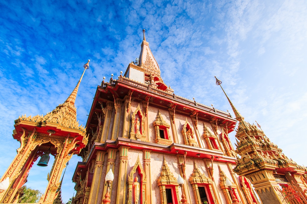 อาคารทราเวลลอดจ์ Travelodge Phuket Town ภูเก็ตทาวน์เป็นสีแดงทอง