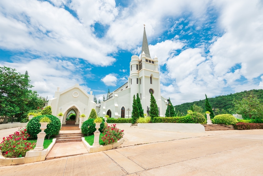 โบสถ์สีขาวในประเทศไทยกับท้องฟ้าสีคราม สถานที่ท่องเที่ยวเขาใหญ่