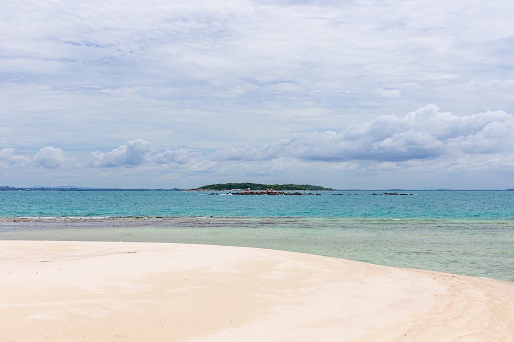 หาดทรายขาวและน้ำทะเลสีใสที่ตัดกับท้องฟ้าได้สวยที่สุด เกาะมันนอก