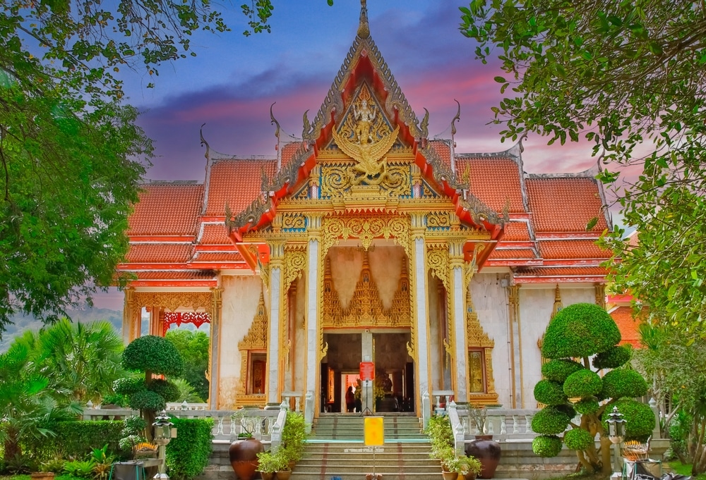 ทราเวลลอดจ์ ภูเก็ตทาวน์ วัดแห่งหนึ่งในประเทศไทยยามพระอาทิตย์ตกดิน Travelodge Phuket Town