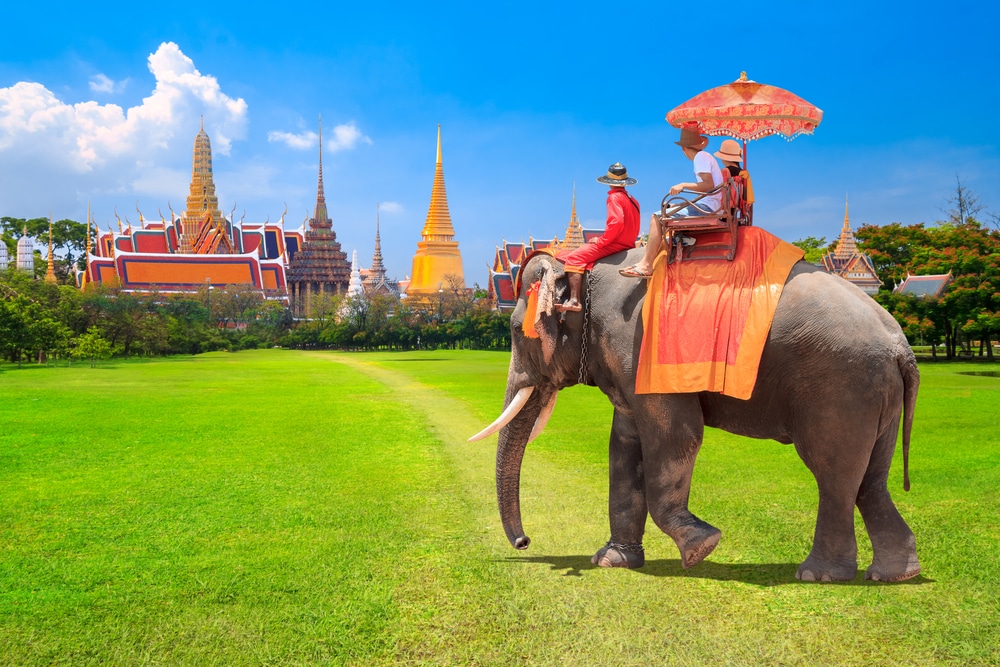 คนสองคนขี่ช้างในประเทศไทยในช่วงสงกรานต์ ที่เที่ยวสงกรานต์