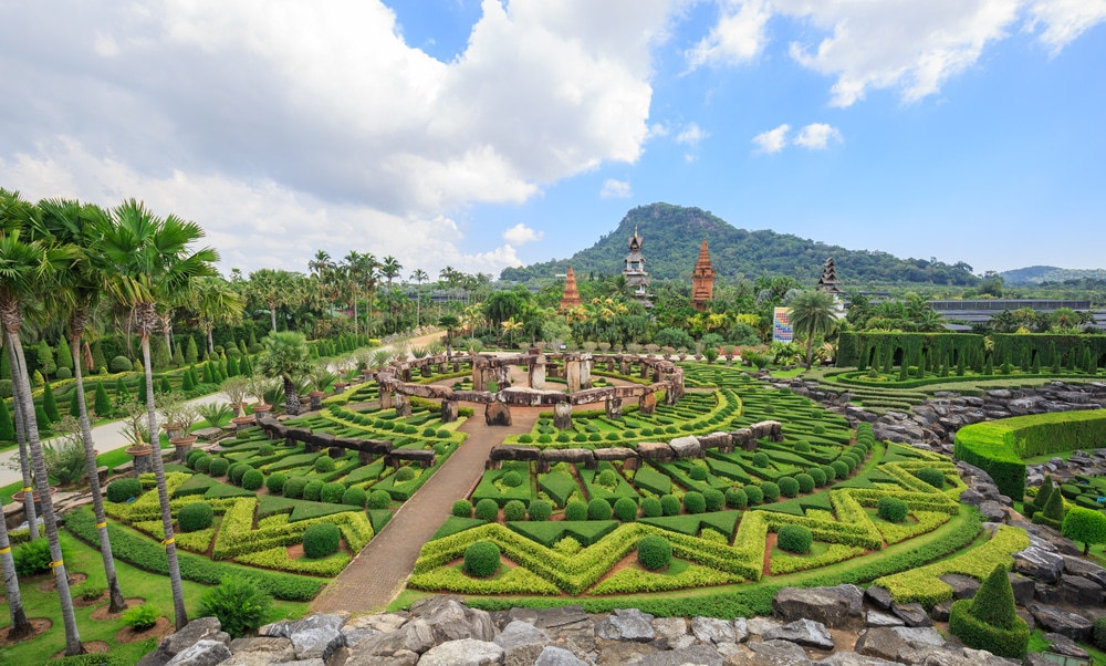 วิวสวนที่มีปราสาทสัจธรรม (สถูป) ในประเทศไทย ปราสาทสัจธรรม