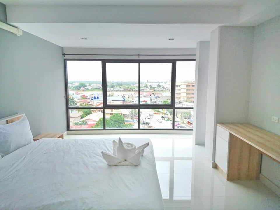 ห้องนอนสีขาวในโรงแรมที่มองเห็นวิวเมือง ที่พักปทุมธานี