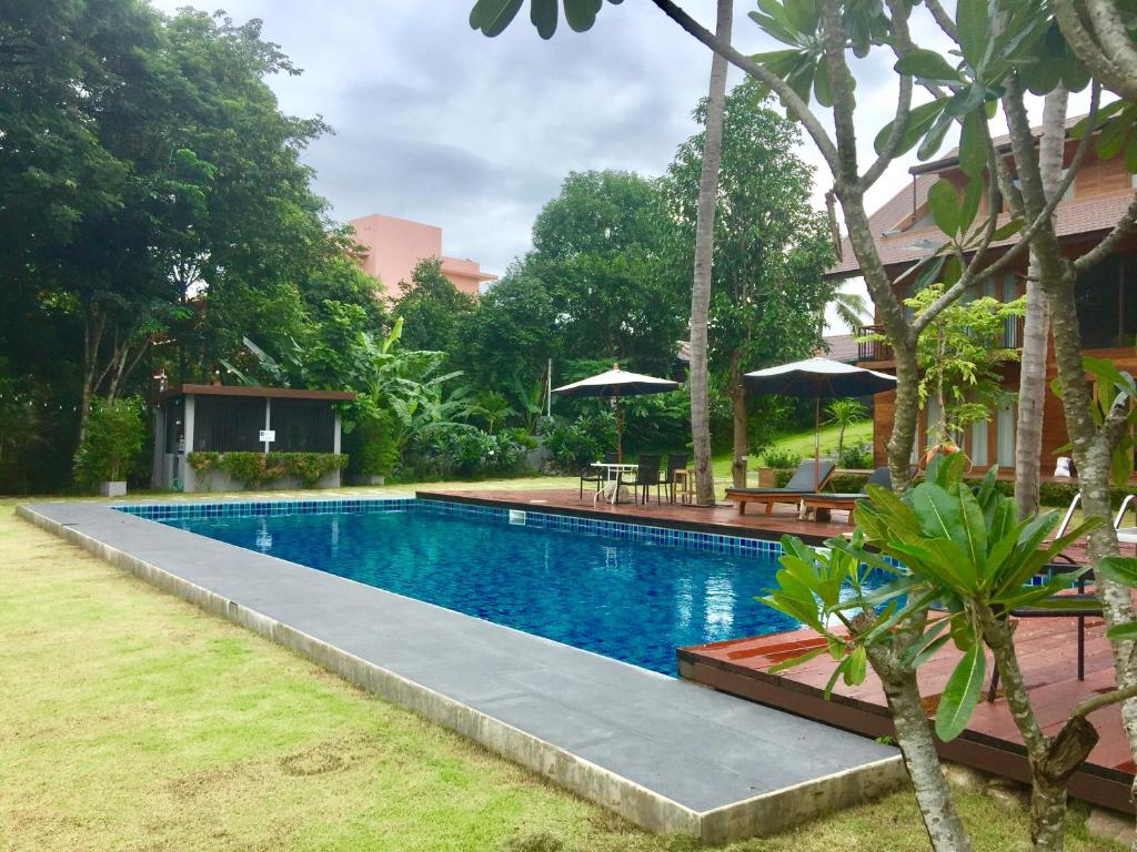 บ้านในประเทศไทยพร้อมสระว่ายน้ำ ตั้งอยู่ที่หรือใกล้กับที่พักแม่สะเรียง. ที่พักแม่สะเรียง