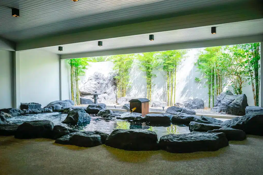 ห้องญี่ปุ่นที่มีสระน้ำและหิน ที่เที่ยวปราจีนบุรี