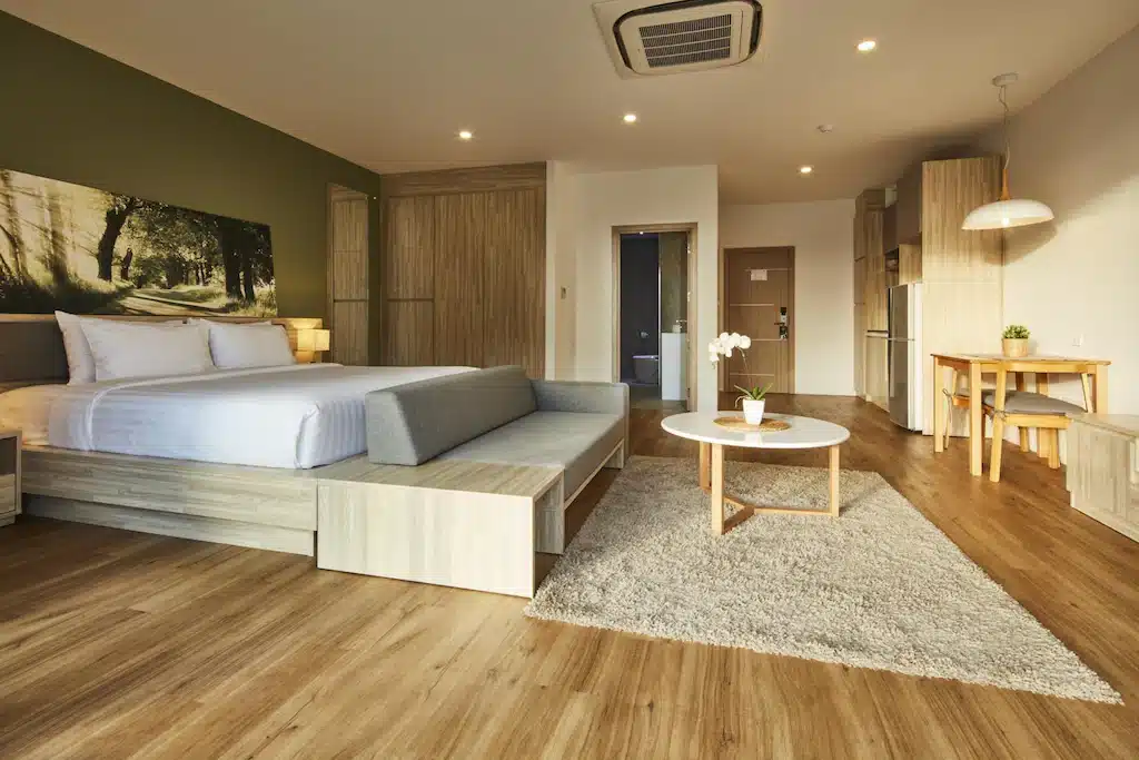 ห้องที่มีพื้นไม้และเตียง ที่เที่ยวปราจีนบุรี