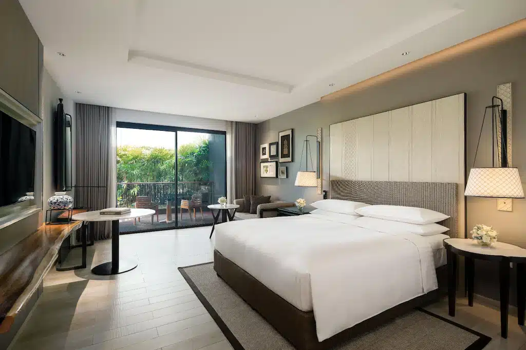 ห้องพักในโรงแรมที่มีเตียงขนาดใหญ่และ ที่เที่ยวหัวหิน ระเบียงในหัวหินสถานที่ท่องเที่ยวยอดนิยม