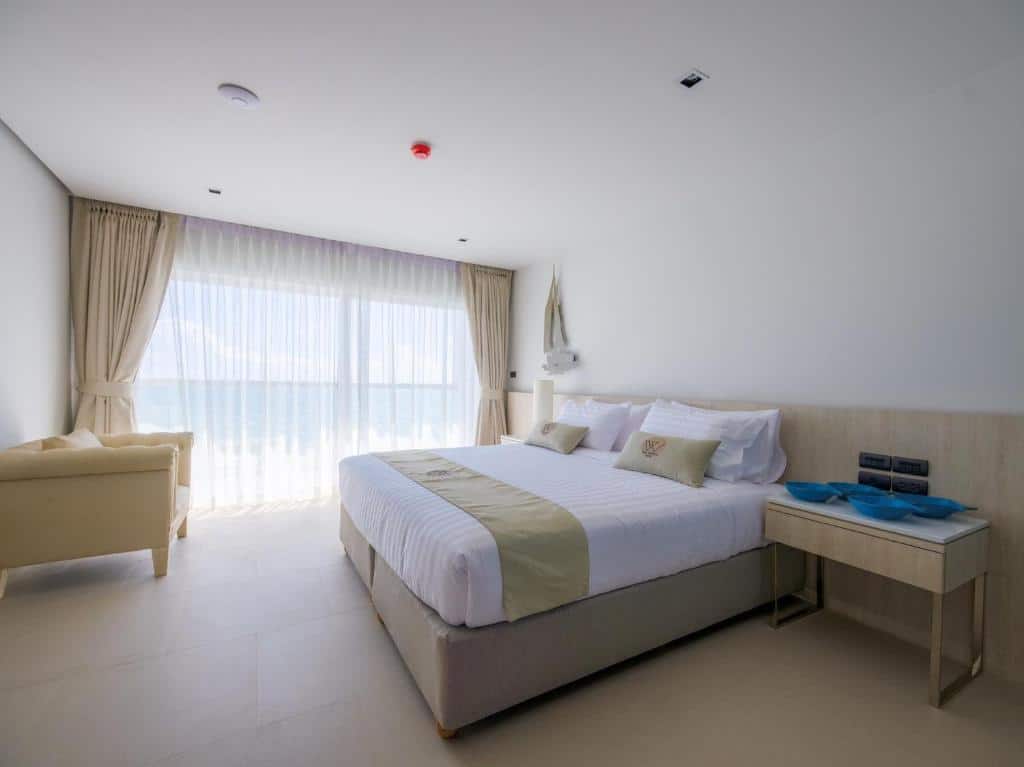 ห้องพักพร้อมเตียงและวิวทะเลอันน่าทึ่งในจังหวัดลพบุรี โรงแรมหาดจอมเทียนติดทะเล
