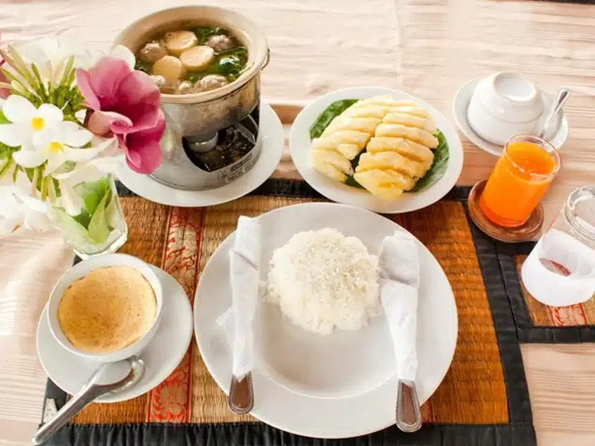 โต๊ะพร้อมชามข้าวและน้ำส้มในโรงแรมแห่งหนึ่งในจังหวัดพระนครศรีอยุธยา ประเทศไทย