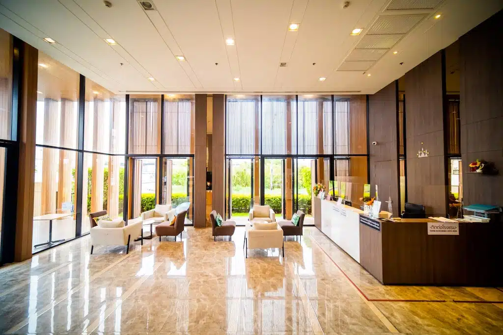 ล็อบบี้ของโรงแรมทันสมัยที่มีหน้าต่างบานใหญ่ในปทุมธานี ที่พักปทุมธานี