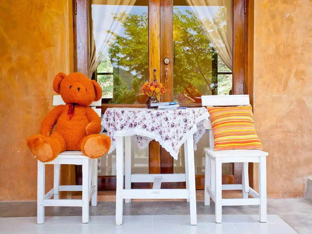 ตุ๊กตาหมีนั่งโต๊ะหน้า ที่เที่ยวสวนผึ้ง ประตูราชบุรีที่เที่ยว