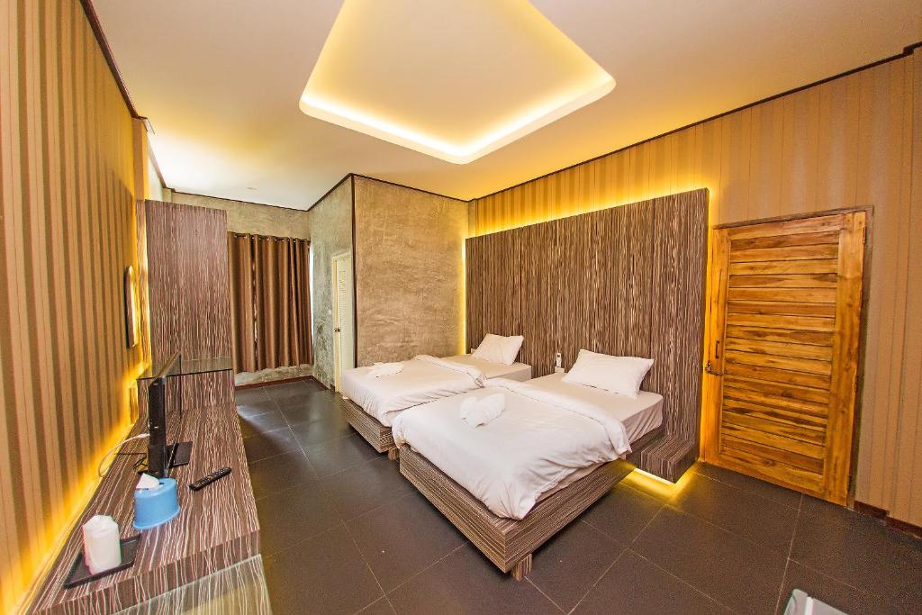 ห้องที่มีเตียงสองเตียงจัดทำโดยโรงแรมนครราชสีมาในนครรารา ที่พักนครราชสีมา