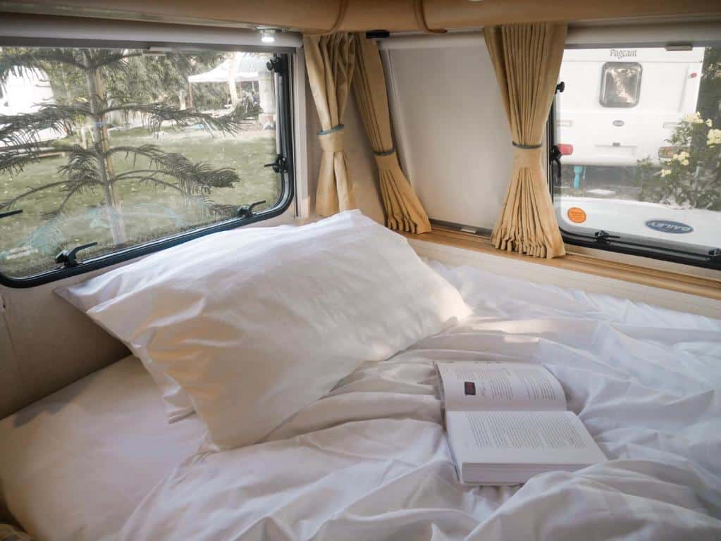 เตียงในรถบ้านพร้อมหนังสือในนั้นที่อยุธยา ที่พักอยุธยา