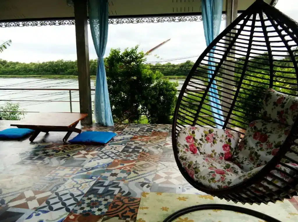 เก้าอี้แขวนบนระเบียงพร้อมวิวแม่น้ำใน โรงแรมสมุทรสาคร