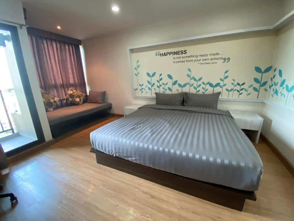 ห้องพื้นไม้พร้อมเตียง 1 หรือ 2 เตียงสำหรับที่พักในปทุมธานี ที่พักปทุมธานี