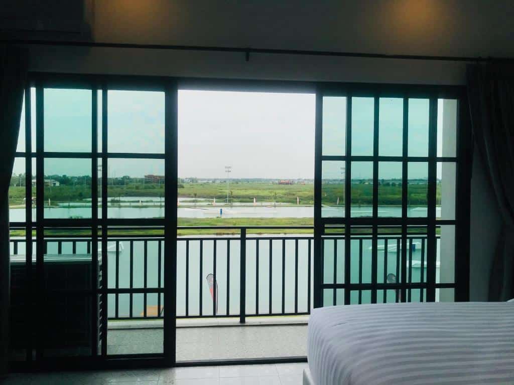 เตียงวิวทะเลสาบใน โรงแรมปทุมธานี
