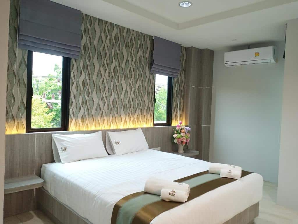 ห้องที่มีเตียงและหน้าต่าง ในโรงแรมปัตตานี  โรงแรมปัตตานี