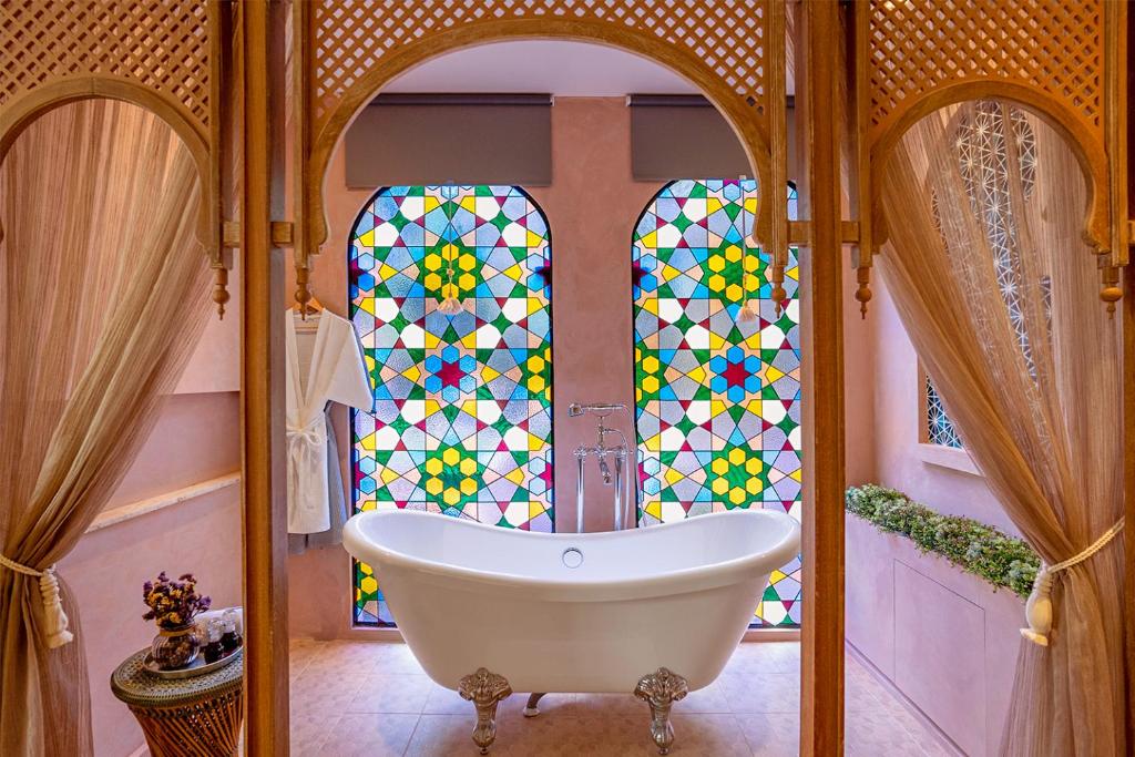 ห้องน้ำหรูหราพร้อมอ่างอาบน้ำหน้าหน้าต่าง ที่พักแกลง กระจกสีอันสวยงามที่รีสอร์ทริมชายหาดในคลอง