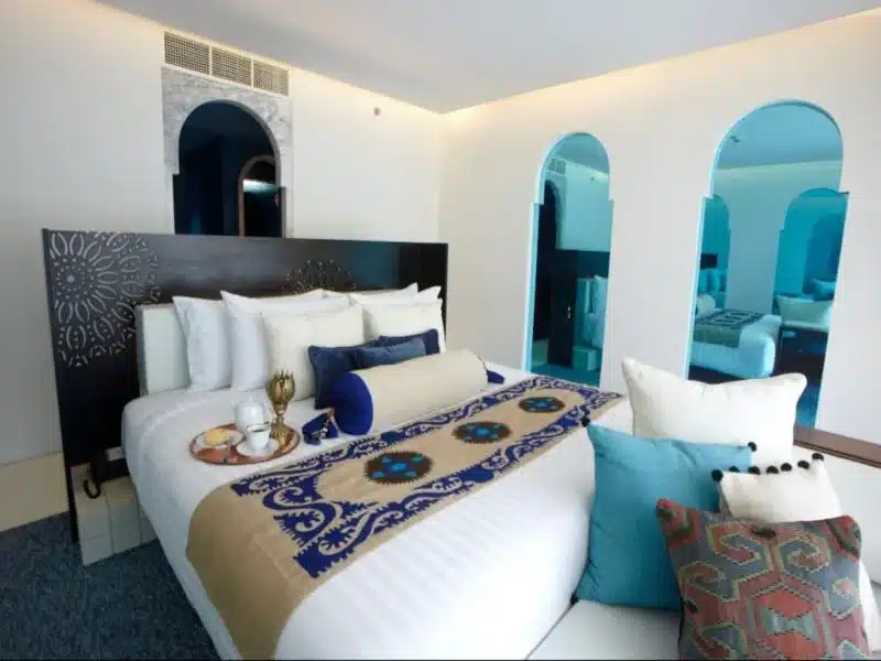 ห้องนอนสีขาวและสีฟ้าพร้อมหน้าต่างโค้ง เหมาะสำหรับการพักผ่อนในหัวหิน