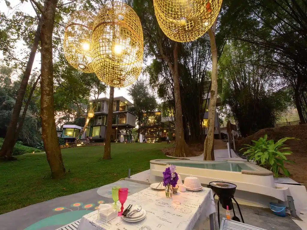 พื้นที่รับประทานอาหารกลางแจ้งพร้อมโต๊ะและเก้าอี้ที่ตั้งอยู่ในราชบุรี ที่เที่ยวราชบุรีสวนผึ้ง