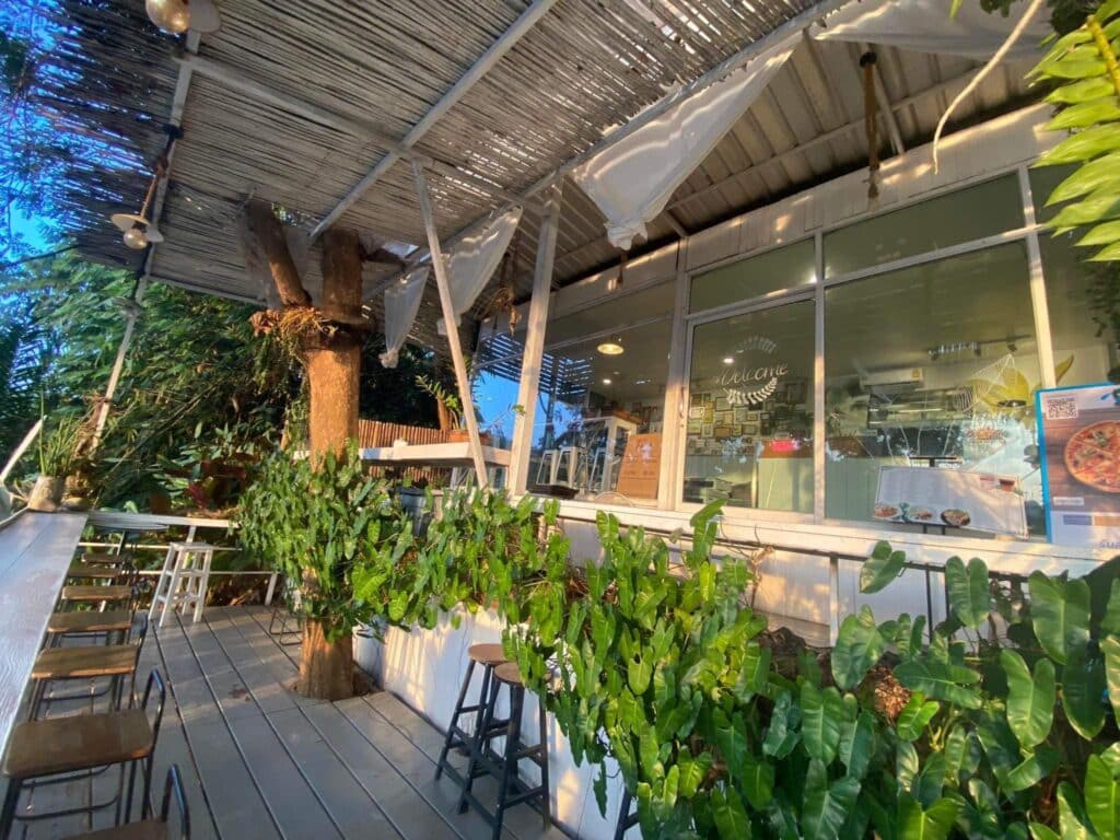 ภายนอกร้านอาหารที่มีต้นไม้มากมาย เที่ยวสังขละบุรี