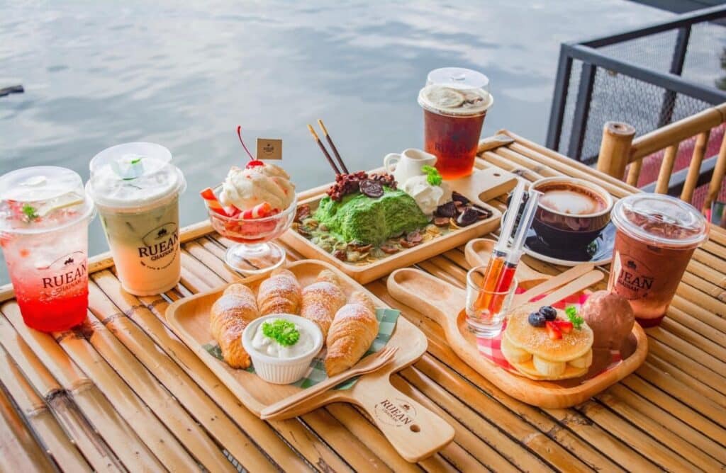 โต๊ะที่มีอาหารและเครื่องดื่มหลากหลายที่ร้านเที่ยวสวนผึ้ง ในราชบุรี สมุทรสาครที่เที่ยว