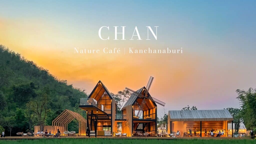 Chan Nature Cafe Khanbari เป็นจุดที่เงียบสงบใจกลางเมืองกาญจนบุรี ขึ้นชื่อเรื่องสวนสวยและบรรยากาศเงียบสงบ ร้านกาแฟรายล้อมไปด้วย ต้นจามจุรียักษ์กาญจนบุรี