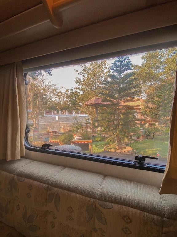 วิวสวยๆ จากหน้าต่างรถ RV มองเห็นที่พักทรงเสน่ห์ในจังหวัดพระนครศรีอยุธยา ที่พักอยุธยา
