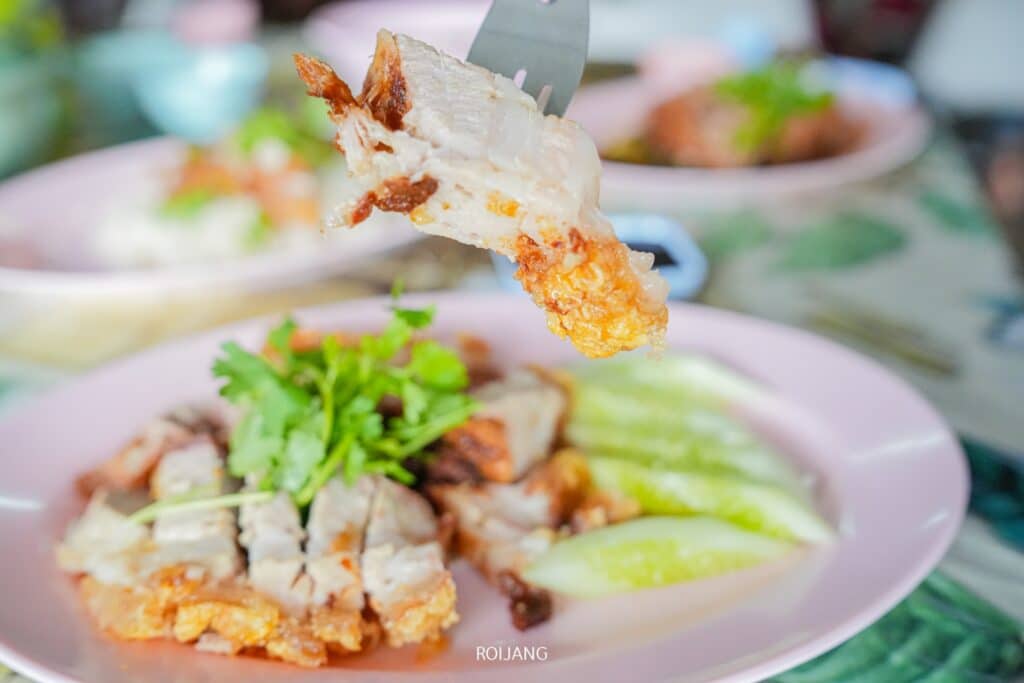 เพลิดเพลินกับอาหารไทยโดยใช้ส้อมที่ร้านอาหารตะกั่วป่า ร้านอาหารตะกั่วป่า