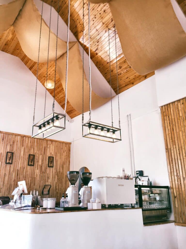 ภูลมโล ร้านกาแฟที่มีคานไม้และเพดาน