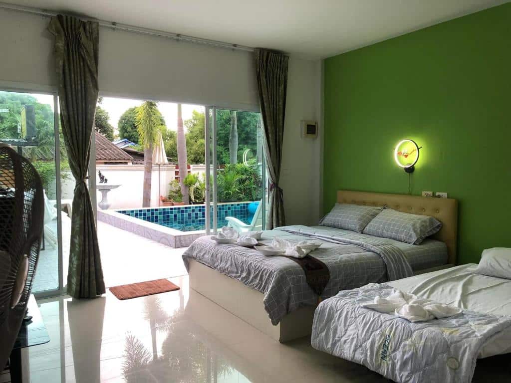 Pool Villa ระยอง ห้องนอนสีเขียวที่มีประตูกระจกบานเลื่อน บ้านพักพูลวิลล่าระยอง