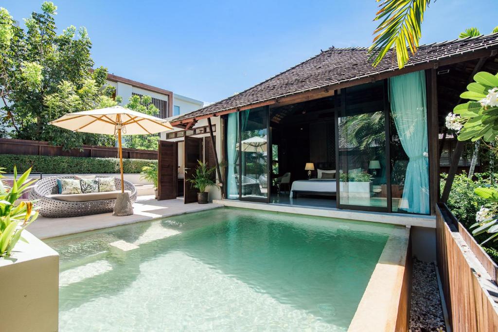 สระว่ายน้ำส่วนตัวในสวนหลังบ้านของวิลล่าหรูในประเทศไทย ตั้งอยู่ในหัวหิน ซึ่งเป็นสถานที่ท่องเที่ยวยอดนิยม ที่เที่ยวหัวหิน