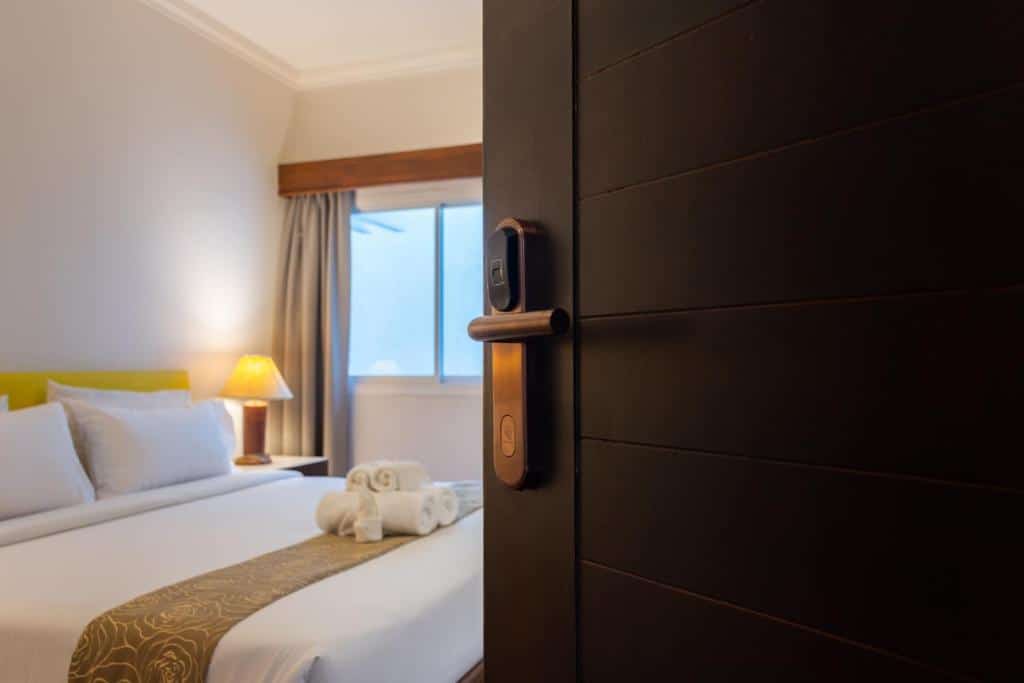 เตียงในห้องพักโรงแรมแบบมีประตูเปิดในนครราชสีมา ที่พักนครราชสีมา