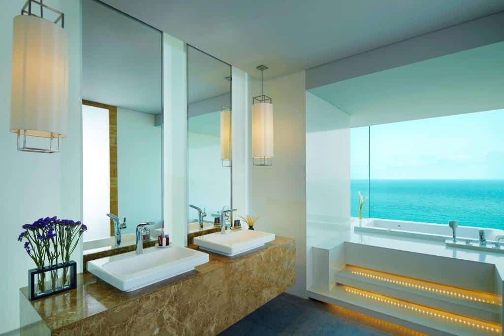 ห้องน้ำริมชายหาดพร้อมอ่างล้างหน้า 2 อ่างและทิวทัศน์ของมหาสมุทร พูลวิลล่าระยอง