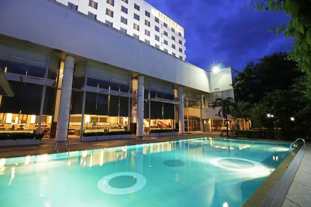 สระว่ายน้ำที่โรงแรมแห่งหนึ่งในนครราชสีมา (นครราชสีมา) ประเทศไทย ตอนกลางคืน ที่พักนครราชสีมา