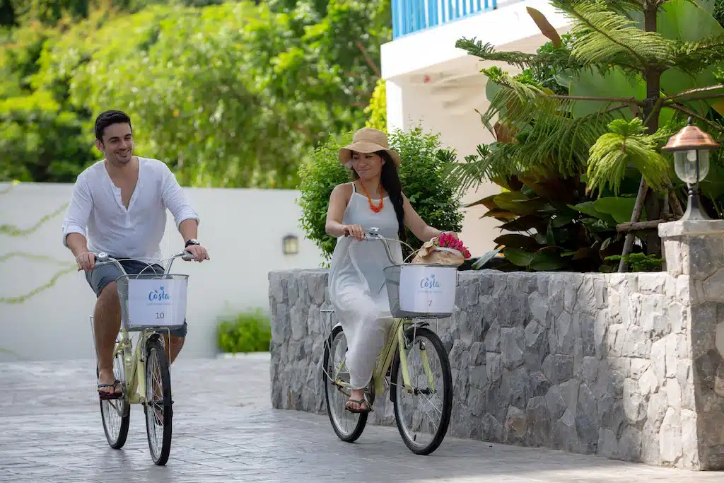 ชายและหญิงขี่จักรยานหน้าบ้านริมชายหาด ที่พักบางเสร่ติดทะเล