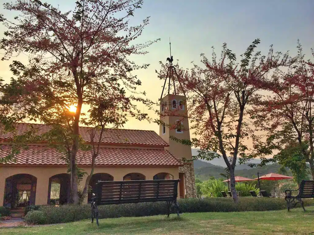 โบสถ์ที่มีหอนาฬิกาเป็นฉากหลัง โบสถ์ตั้งอยู่ในราชบุรีที่เที่ยวทำให้เป็นสถานที่ท่องเที่ยวยอดนิยมของนักท่องเที่ยว ที่เที่ยวราชบุรีสวนผึ้ง